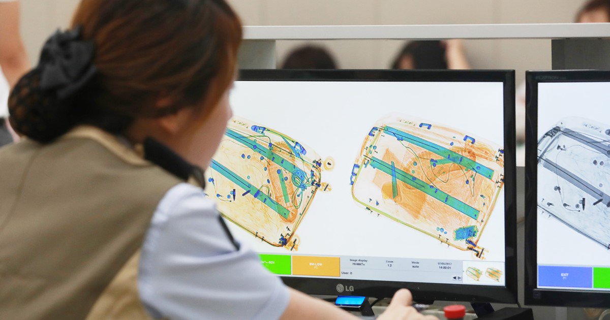 ▲인천공항에서 엑스레이(X-ray) 판독장비로 휴대수하물을 살펴보고 있다. (연합뉴스)