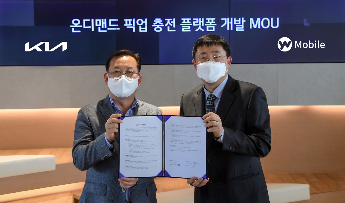 ▲(사진 왼쪽부터) 기아 판촉전략실장 오용진 상무, YW모바일 이영석 대표이사가 기념 촬영을 하고 있다. (사진제공=기아)