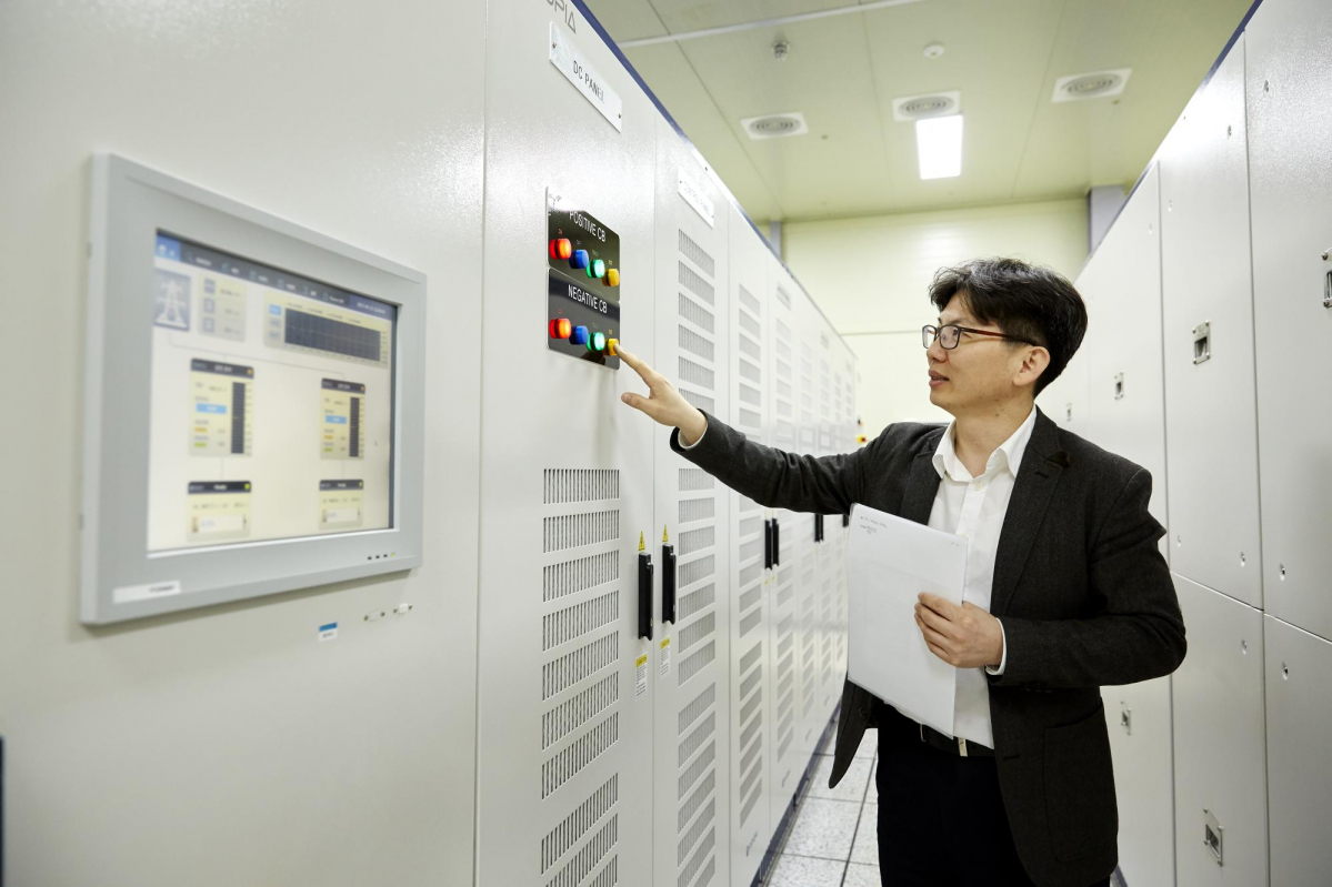 ▲효성 직원이 ESS PCS(전력변환장치)를 조작하고 있다.  (사진제공=효성중공업)