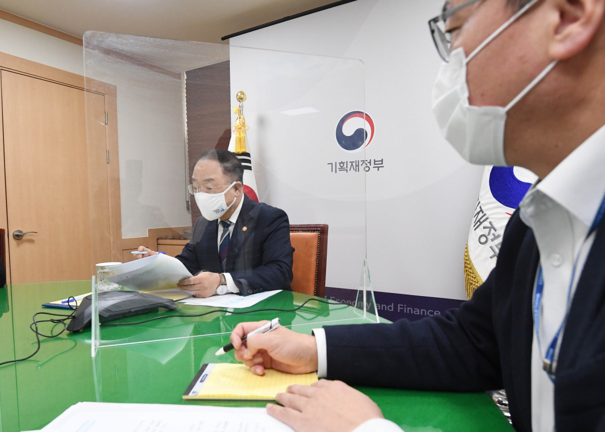 ▲홍남기 경제부총리 겸 기획재정부 장관이 17일 정부서울청사에서 재닛 옐런 미국 재무장관과 전화통화를 하고 있다. (사진제공=기획재정부)