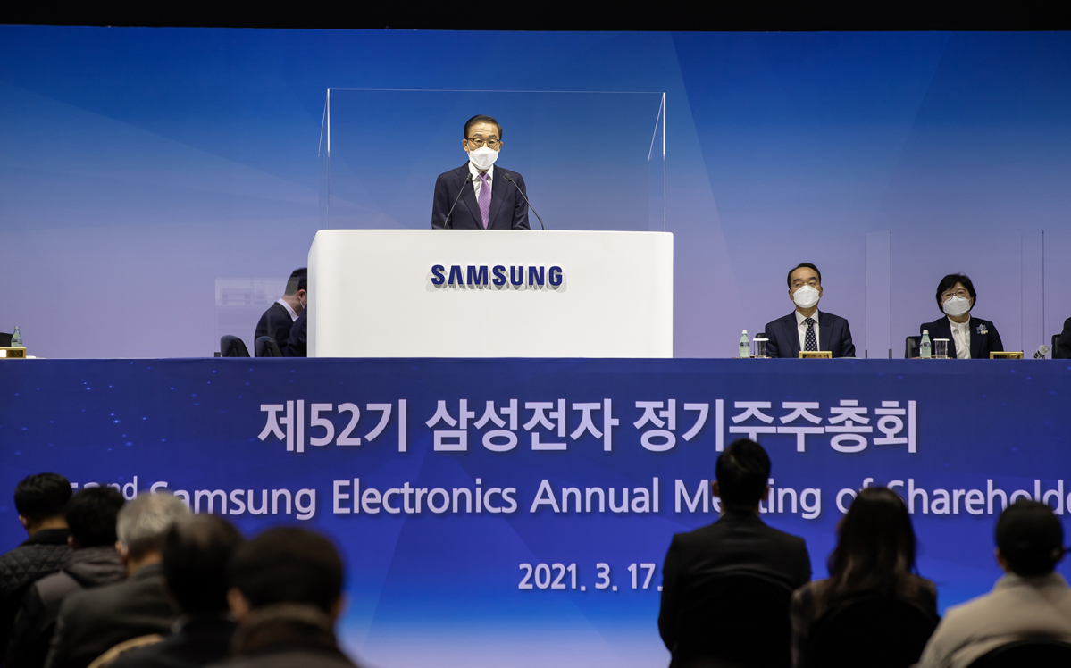 ▲17일 수원컨벤션센터에서 개최된 ‘삼성전자 제52기 정기 주주총회’에서 김기남 대표이사 부회장이 인사말을 하고 있다. (사진제공=삼성전자)
