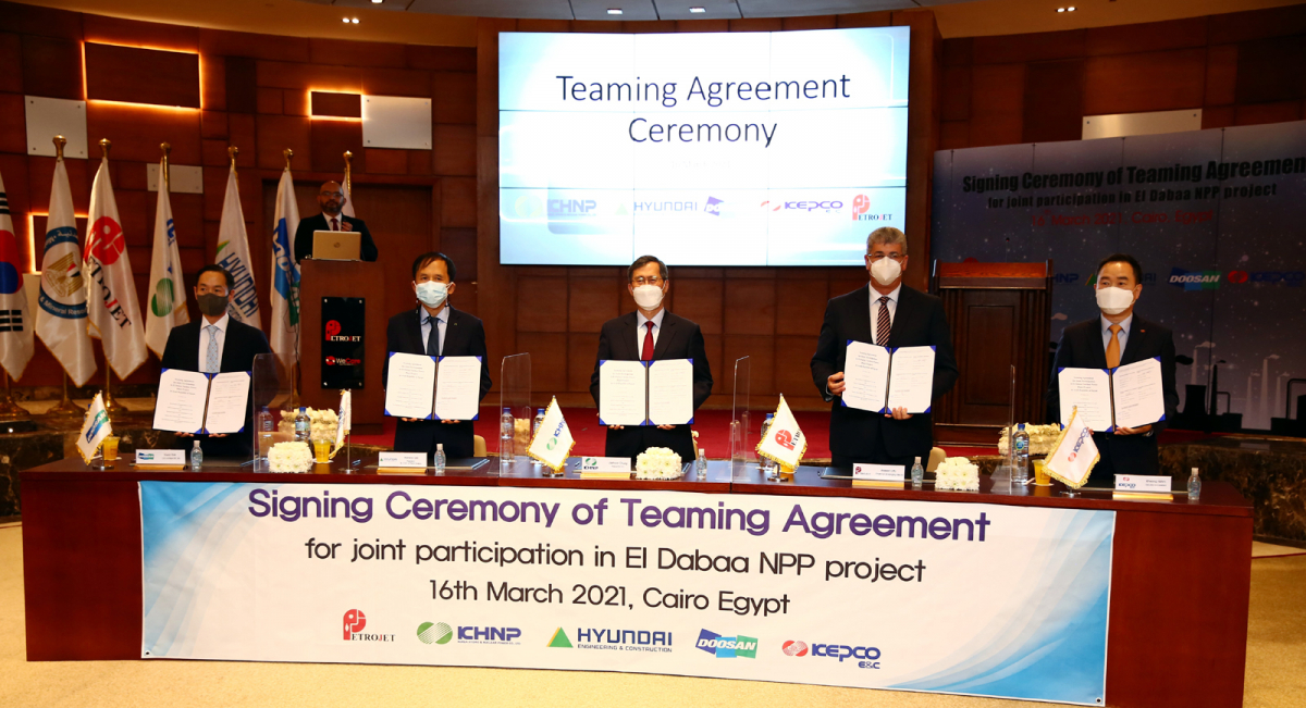 ▲정재훈 한국수력원자력 사장(가운데)이 현지 시간으로 16일 이집트 카이로 페트로젯(Petrojet) 본사를 방문, Petrojet과 협력합의서를 체결하고 기념촬영을 하고 있다. 두산중공업 박인원 Plant EPC BG장(사진 왼쪽부터), 현대건설 이원우 플랜트사업본부장, 한수원 정재훈 사장, Petrojet Waleed Lotfy Mostafa 사장, 한국전력기술 함기황 경영관리본부장. (사진제공=한국수력원자력)