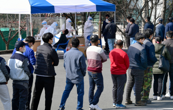 ▲10일 경북 경산산업단지관리공단 주차장에 마련된 이동 선별진료소에서 외국인 근로자들이 검사를 받고 있다.  (뉴시스)