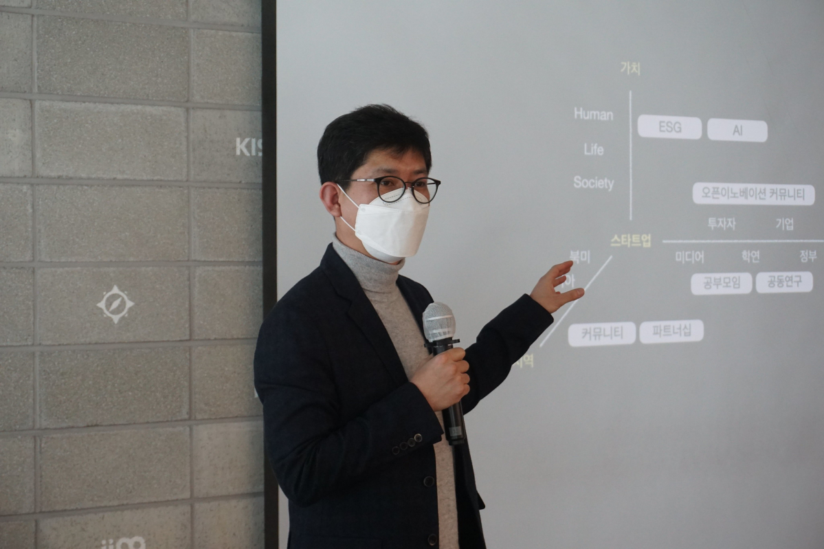 ▲최항집 스타트업얼라이언스 센터장이 17일 열린 출범 7주년 기자간담회에서 올해 계획을 설명하고 있다. (사진제공=스타트업얼라이언스)