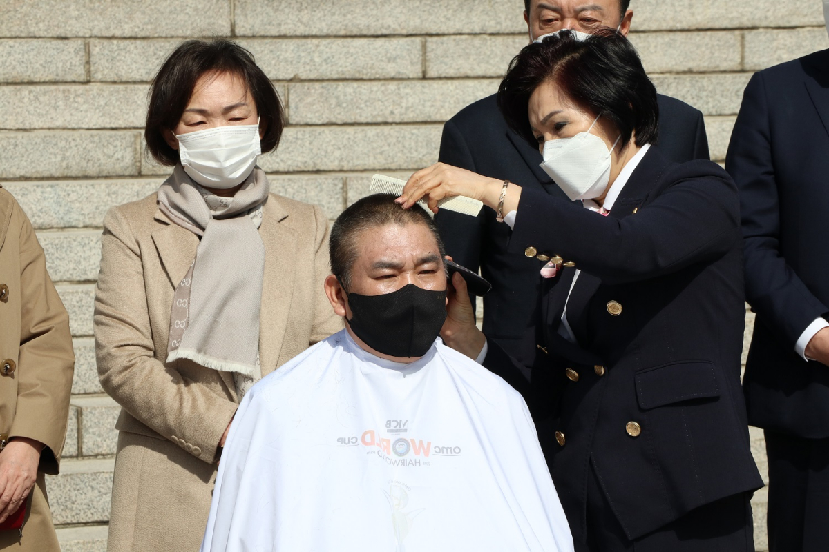 ▲최승재 국민의힘 의원이 17일 국회 앞에서 삭발식을 진행했다. 최 의원은 손실보상 소급적용을 촉구했다. (사진제공=최승재 국민의힘 의원실)