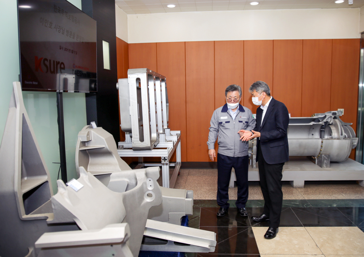 ▲이인호 한국무역보험공사 사장(오른쪽)은 17일 경남 창원시에 있는 대신금속을 방문, 경영 애로사항을 청취하고 수출 지원방안에 대해 의견을 나누고 있다. (사진제공=한국무역보험공사)