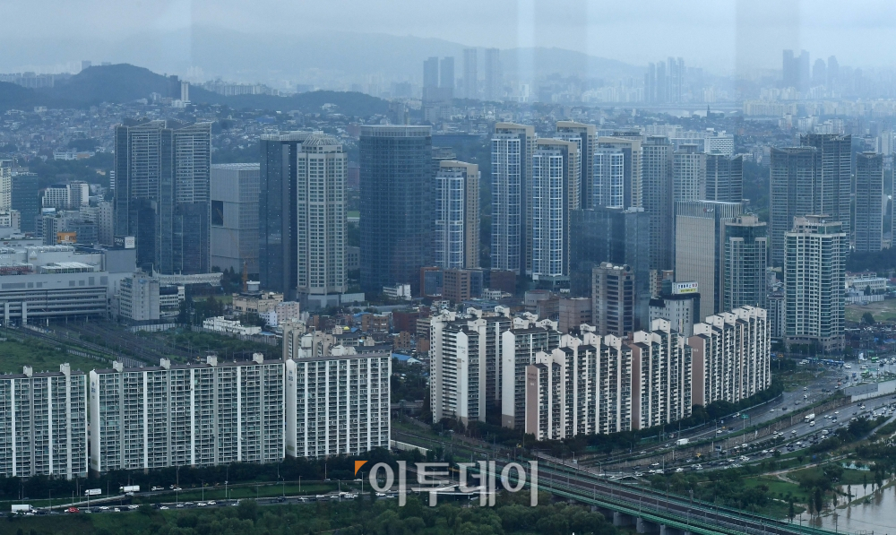 ▲서울 용산구 아파트값이 들썩이고 있다. 리모델링·재건축 등 각종 정비사업이 속도를 내면서다. 서울 여의도 63빌딩에서 바라본 용산구 일대 아파트 단지들 모습. (이투데이DB)