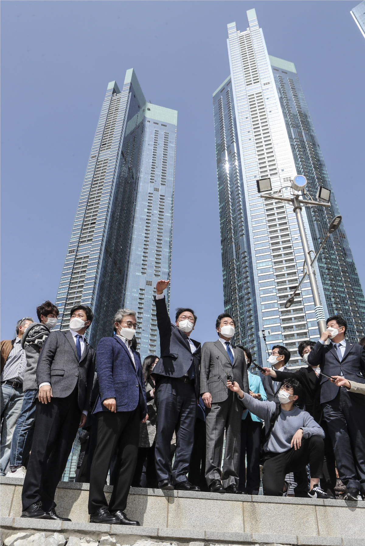 ▲이낙연 상임선대위원장과 김태년 당 대표 직무대행 등 더불어민주당 중앙당 선거대책위원회는 17일 오후 국민의힘 박형준 부산시장 후보가 투기 의혹을 받는 부산 해운대 엘시티(LCT)를 찾아' 공직자 부동산투기 근절을 위한 기자회견'을 연 후 해운대해수욕장 일대를 둘러보고 있다.  (연합뉴스)