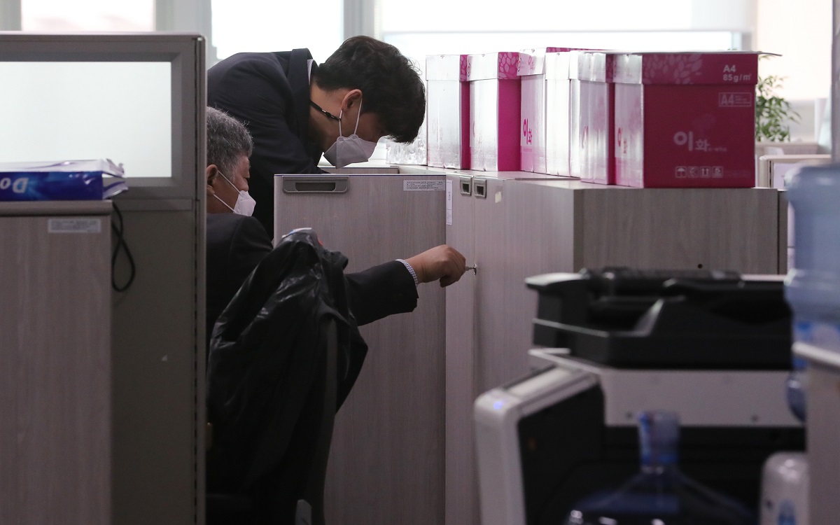 ▲LH 직원들의 경기 광명·시흥신도시 투기 의혹을 수사 중인 경찰이 17일 세종시 국토교통부 공공주택추진단과 공공택지기획과 사무실을 압수수색하고 있다. (연합뉴스)