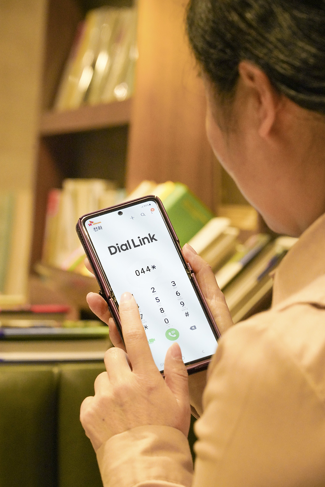 ▲SKT 관계자가 ‘다이얼링크(Dial Link)’ 서비스를 사용해 보고 있다. (사진제공=SKT)