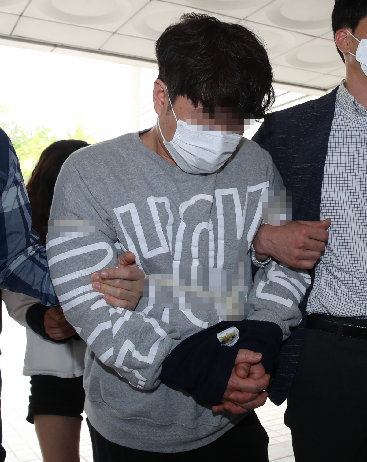 ▲자신의 어머니와 아들을 살해하고 도주하다 붙잡힌 피의자 A씨가 2일 오후 서울 서초구 서울중앙지법에서 열린 구속 전 피의자 심문(영장실질심사)에 출석하고 있다. (연합뉴스)