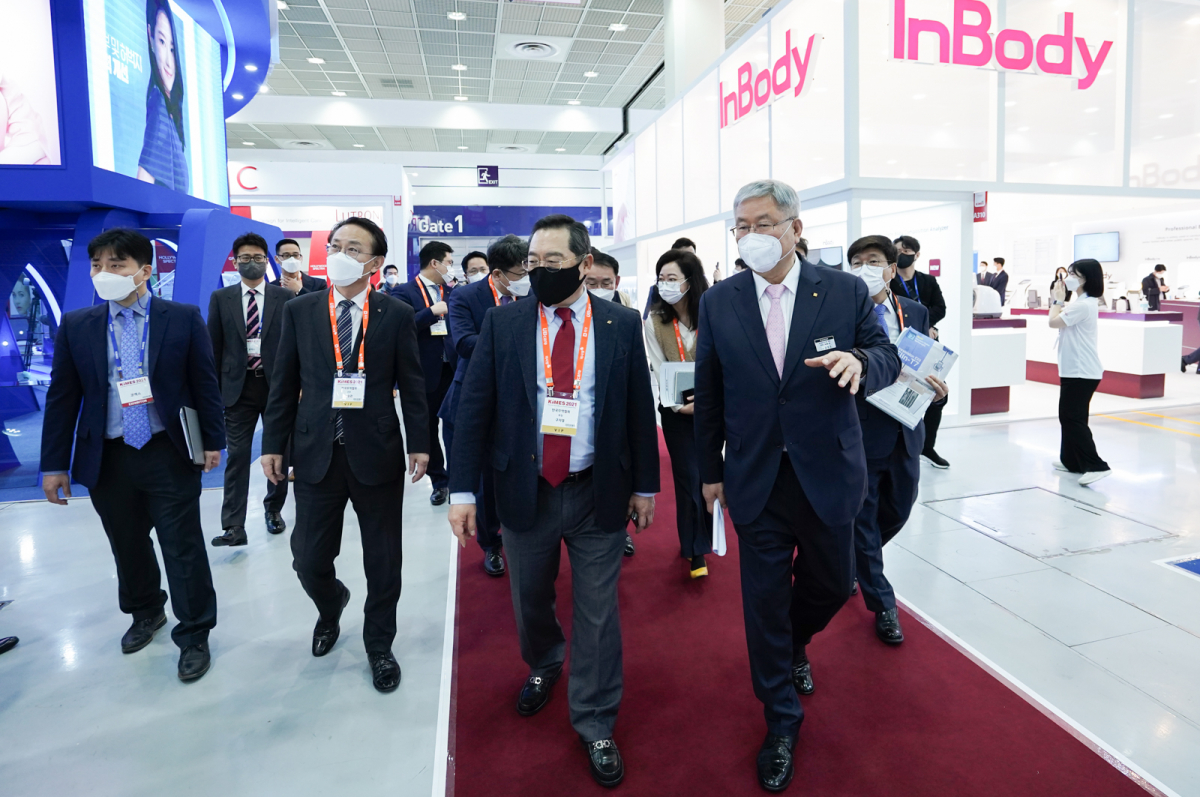 ▲구자열 무역협회 회장이 18일 코엑스에서 열린 ‘국제의료기기·병원설비전시회(KIMES 2021)’를 방문해 전시관을 둘러보고 있다.  (사진제공=무역협회)