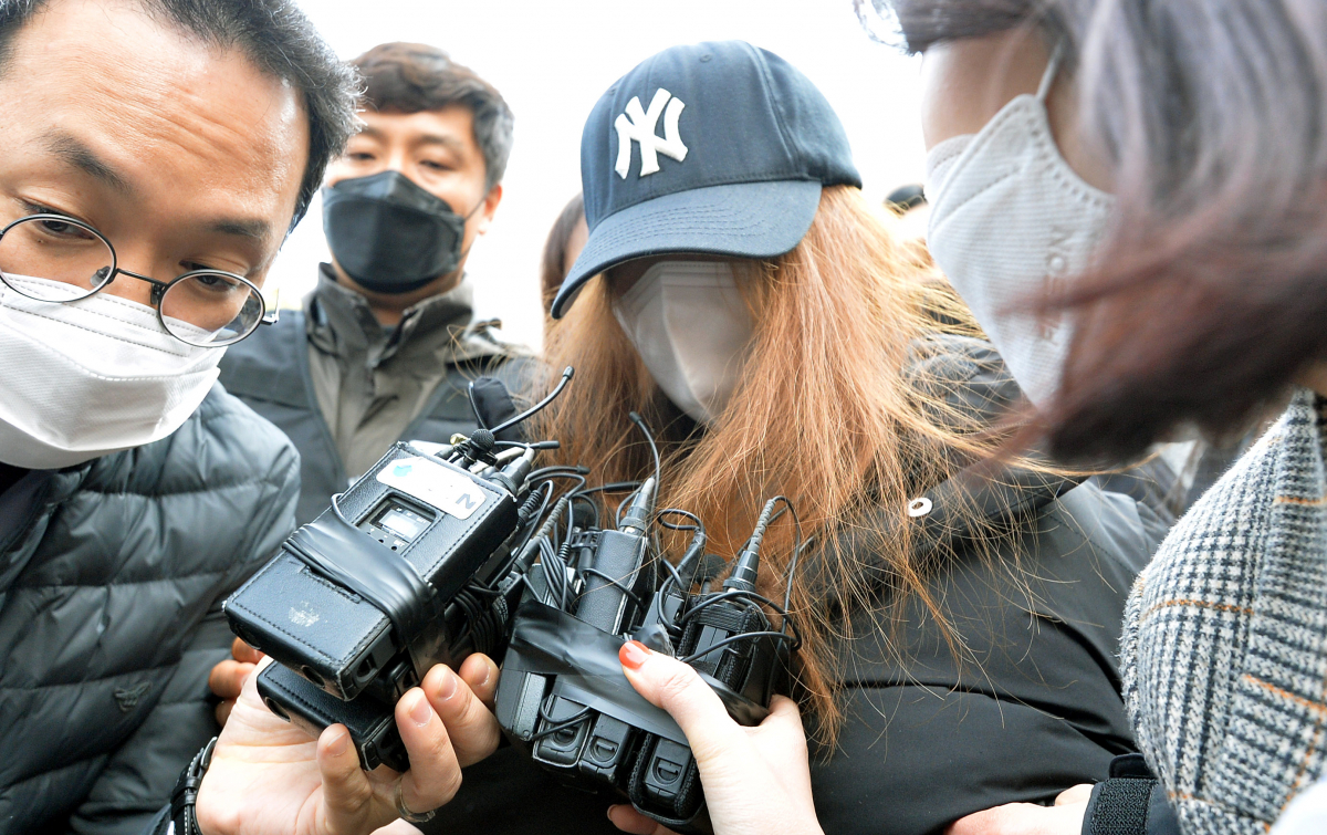 ▲[김천=뉴시스] 이무열 기자 = 구미 3세 여아 친모로 알려진 '외할머니' B씨가 11일 오전 대구지법 김천지원에서 열린 영장실질심사를 마친 후 법정에서 나오고 있다. 2021.03.11. lmy@newsis.com