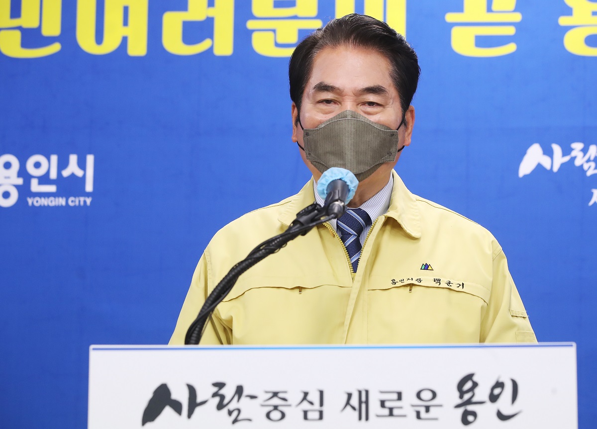 ▲백군기 용인시장이 18일 경기도 용인시청에서 '공직자 부동산 투기 전수조사 1차 결과'를 통해 "반도체 클러스터 산업단지 행정구역 내 토지를 거래한 공무원 6명을 발견했고, 이중 투기가 의심되는 3명을 경찰에 수사 의뢰할 것"이라고 밝혔다. (연합뉴스)