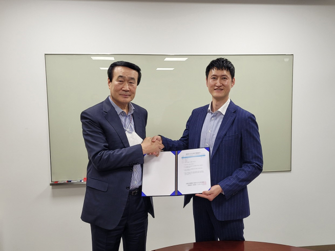 ▲온용현 금호미쓰이화학 사장(왼쪽)과 오현우 금호미쓰이화학 노조 위원장(오른쪽)이 임단협 위임장 전달식에서 기념 촬영을 하고 있다. (사진=금호석유화학)