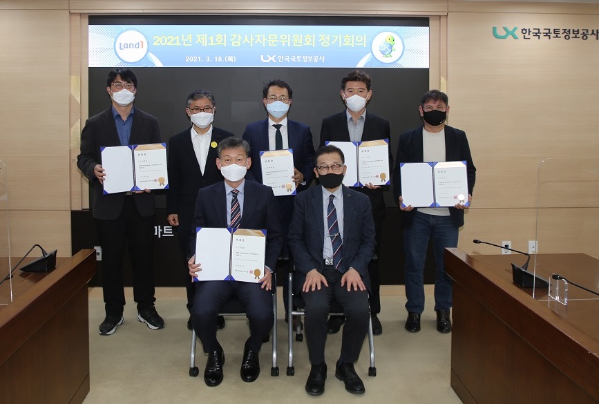 ▲(왼쪽부터 시계방향으로) 김태훈(노무), 김재은(인문), 박명한(건축), 엄윤상(법률), 정도상(문학), 성기청 상임감사, 이춘규(언론) 감사자문위원들이 18일 전주 LX본사에서 위촉된 뒤 기념촬영을 하고 있다. (사진제공=한국국토정보공사(LX))