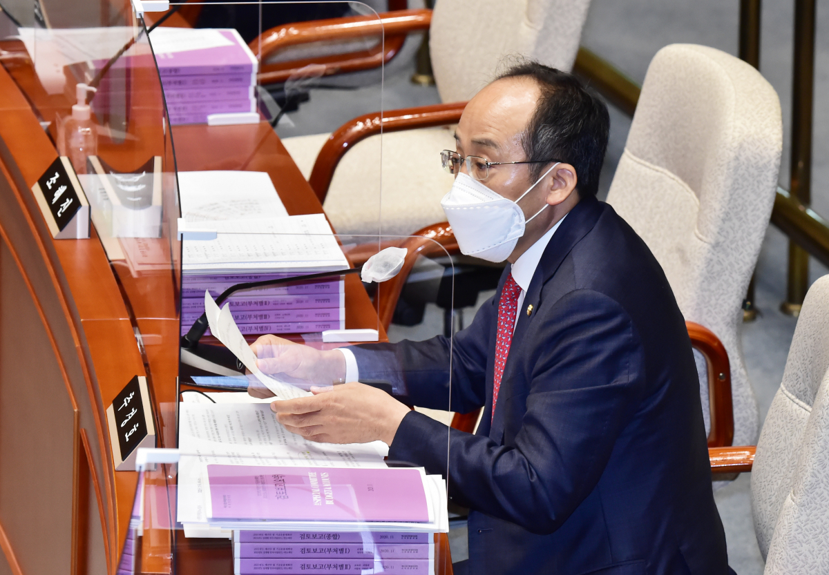 ▲추경호 국민의힘 예결위 간사가 지난 4일 서울 여의도 국회에서 열린 예산결산특별위원회 전체회의에서 홍남기 부총리 사의 표명 관련 의사진행발언을 하고 있다. (연합뉴스)