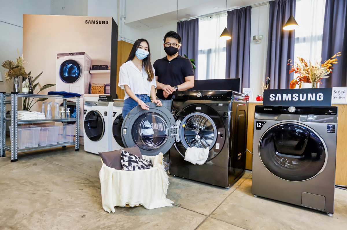 ▲삼성전자가 지난 17일(현지 시간) 싱가포르에 위치한 라이프스타일 스튜디오 '춘 츠바키(Chun Tsubaki)'에서 '그랑데 AI'와 '퀵 드라이브' 세탁기 신제품 출시 행사를 진행했다. 삼성전자 직원들이 신제품의 새로운 기능과 디자인에 대해 설명하고 있다. (사진제공=삼성전자)