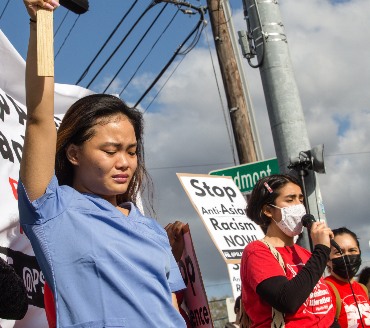 ▲미국 조지아주 애틀랜타에서 18일(현지시간) 총격사태 항의 시위대 참가자들이 플래카드를 들고 목소리를 내고 있다. 애틀랜타/EPA연합뉴스
