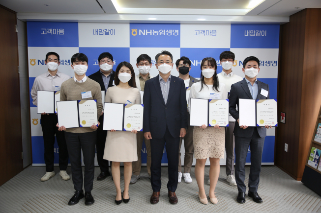 ▲NH농협생명 김인태 대표이사(앞줄 왼쪽 세 번째)와 청년이사 9명이 위촉식을 기념해 사진을 촬영하고 있다. (사진제공=NH농협생명)