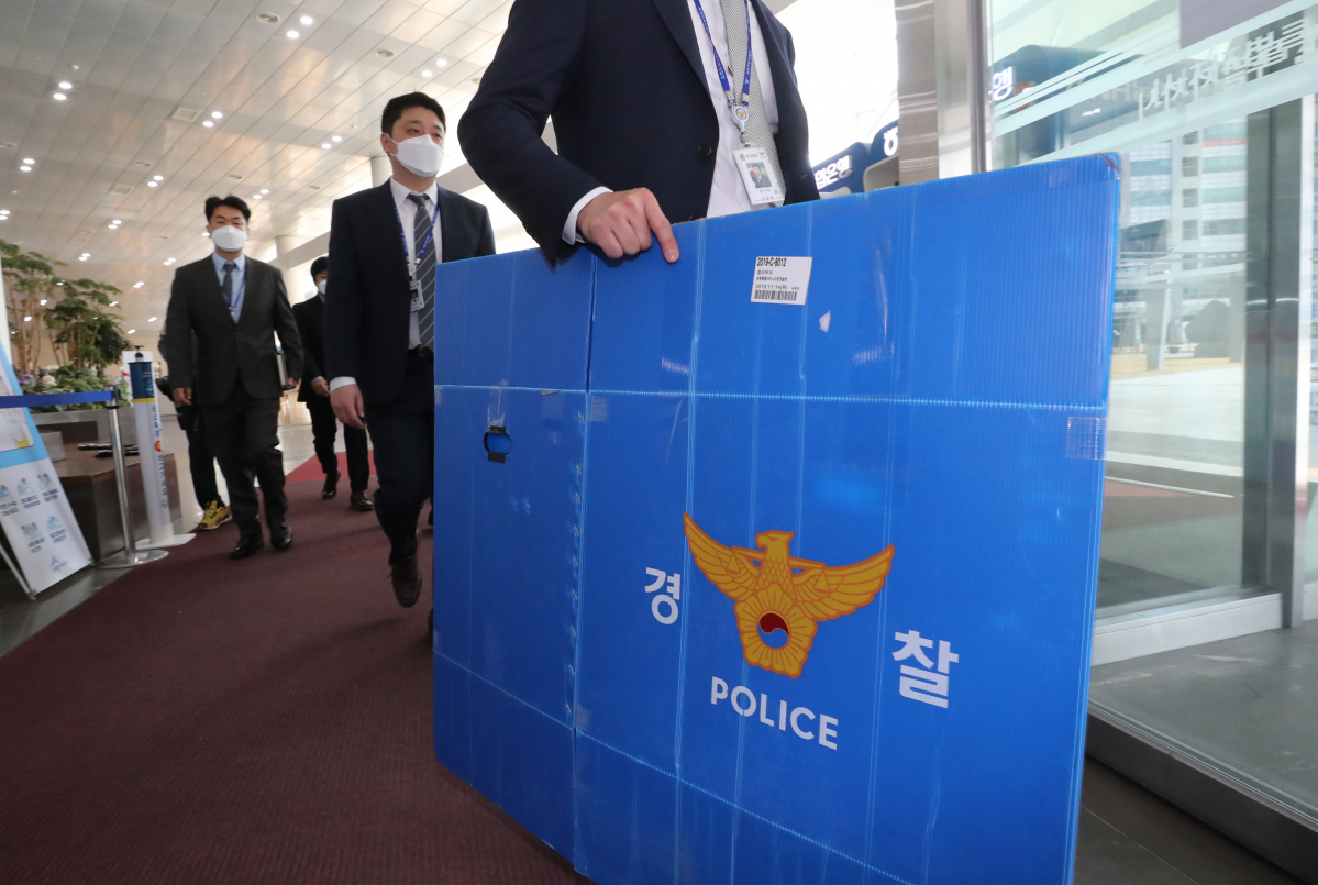 ▲공무원 등의 세종시 국가산업단지(국가산단) 예정지 투기 의혹을 수사하는 경찰 수사관들이 19일 세종시청을 압수수색 하기 위해 빈 박스를 들고서 토지정보과 등 관련 사무실로 들어가고 있다. (연합뉴스)