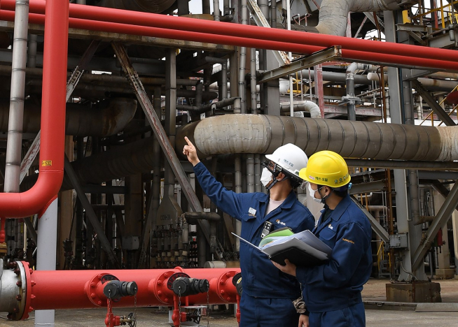 ▲에쓰오일 관계자들이 스마트 헬멧을 착용하고 있다. (사진=에쓰오일)