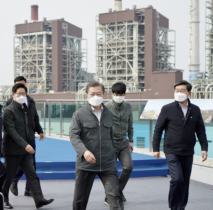 ▲<YONHAP PHOTO-3696> 그린뉴딜 전략 보고 참석한 문 대통령    (보령=연합뉴스) 이진욱 기자 = 문재인 대통령이 19일 오후 충남 보령 화력발전소에서 열린 '충남 에너지전환과 그린뉴딜 전략 보고'에 참석해 있다. 2021.3.19    cityboy@yna.co.kr/2021-03-19 16:19:57/<저작권자 ⓒ 1980-2021 ㈜연합뉴스. 무단 전재 재배포 금지.>