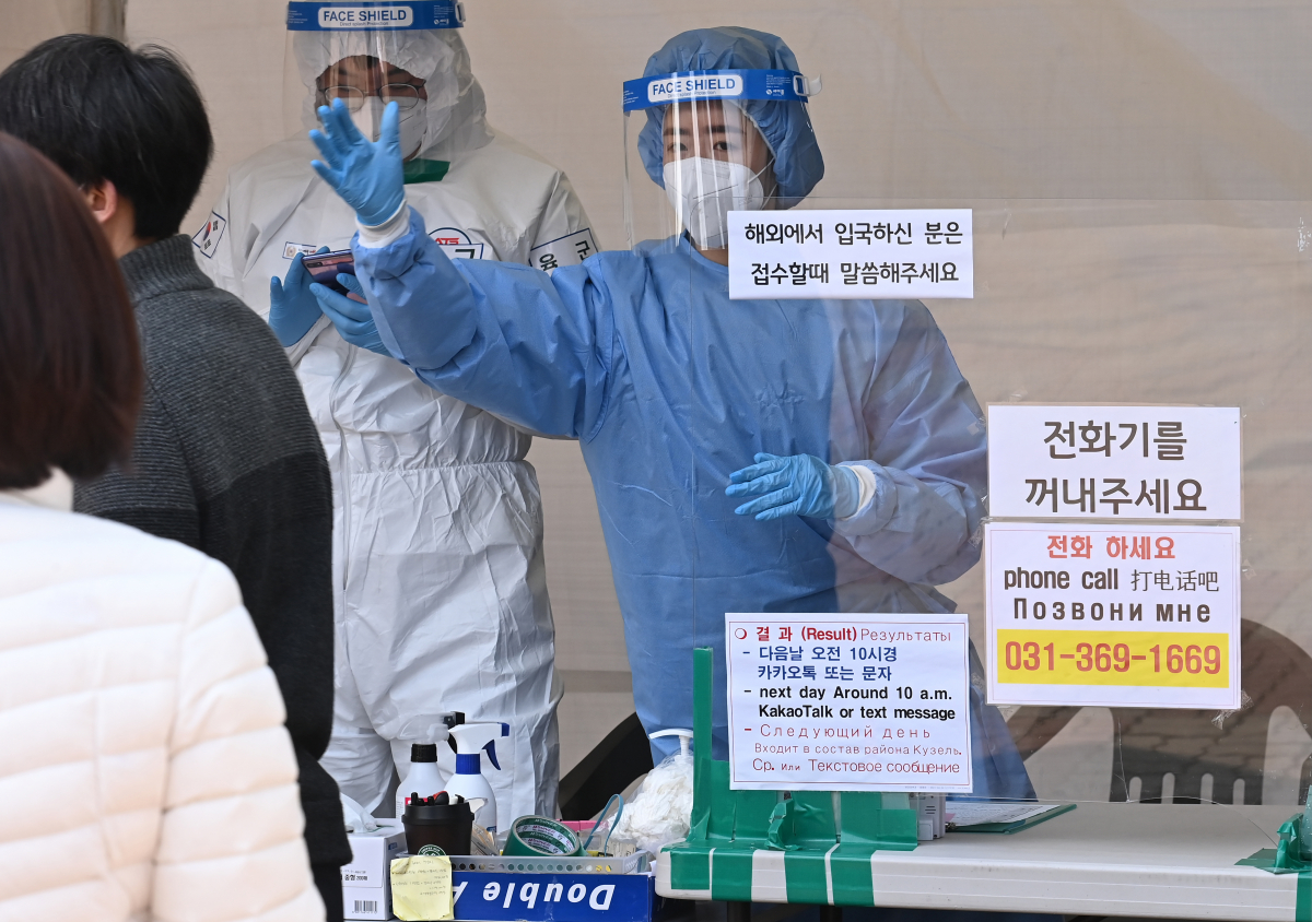 ▲경기도 안산시 외국인주민지원본부에 마련된 임시선별검사소에서 한 의료진이 외국인들을 안내하고 있다. (뉴시스)