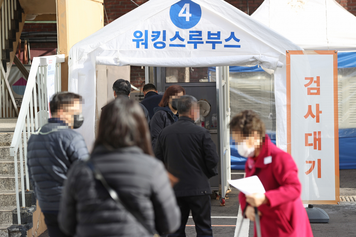 ▲코로나19 신규확진자 수 나흘 연속 400명대. 연합뉴스