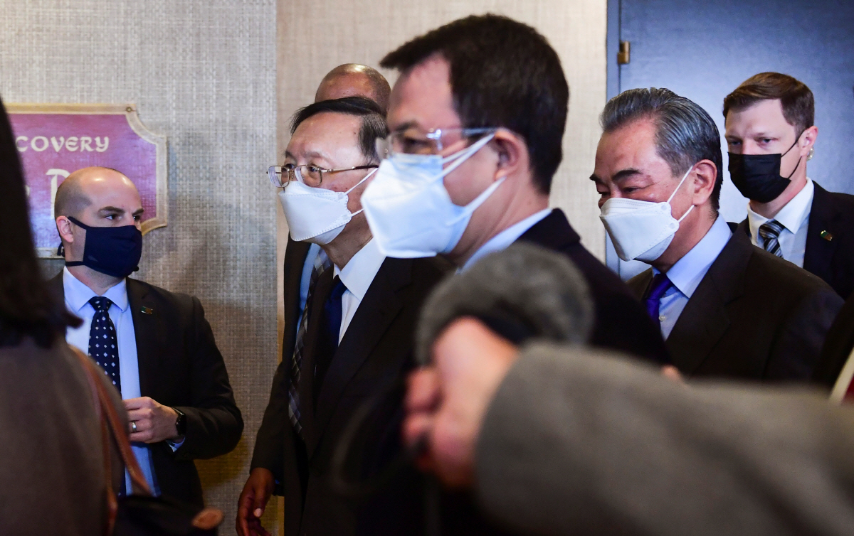 ▲양제츠 중국 공산당 외교담당 정치국원(왼쪽)와 왕이 외교부장이 19일(현지시간) 회담을 마치고 회의실을 빠져 나가고 있다. 알래스카/로이터연합뉴스
