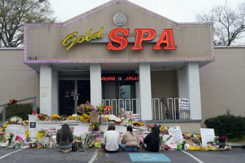 ▲미국 애틀랜타 지역 스파에서 발생한 총기 난사로 총 8명이 사망한 가운데 사건 장소 앞에 희생자를 추모하는 꽃들이 놓여 있다. 애틀랜타/UPI연합뉴스
