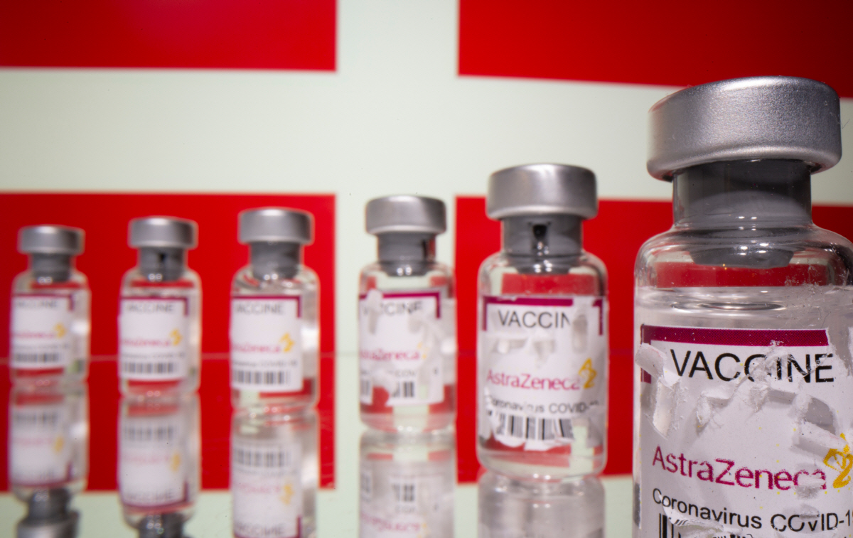 ▲덴마크 국기 앞에 놓인 아스트라제네카 백신. 로이터연합뉴스
