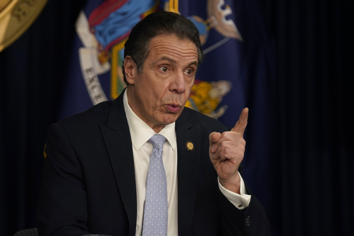 ▲앤드루 쿠오모 뉴욕 주지사가 18일(현지시간) 자신의 집무실에서 신종 코로나바이러스 감염증(코로나19)에 따른 스포츠 경기 관람객 제한 정책에 대해 설명하고 있다. 뉴욕/AP연합뉴스