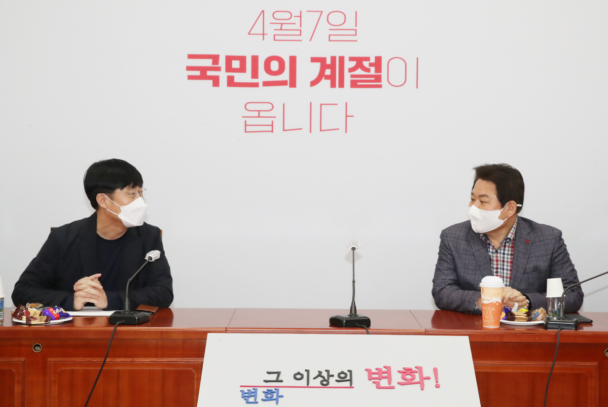 ▲정양석 국민의힘 사무총장(오른쪽)과 이태규 국민의당 사무총장이 21일 오전 서울 여의도 국회에서 열린 오세훈-안철수 서울시장 후보 단일화 양당 실무협상단 회의에 참석하고 있다. (연합뉴스)