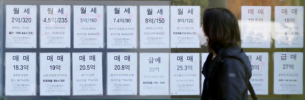 ▲서울 송파구 한 부동산 중개업소 사무소 벽면에 매매·전월세 시세 매물표가 붙어 있다. (뉴시스)