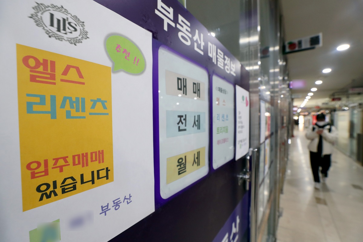 ▲서울 송파구 한 부동산 중개업소 사무실 벽면에 부동산 매물이 안내돼 있다. (뉴시스)