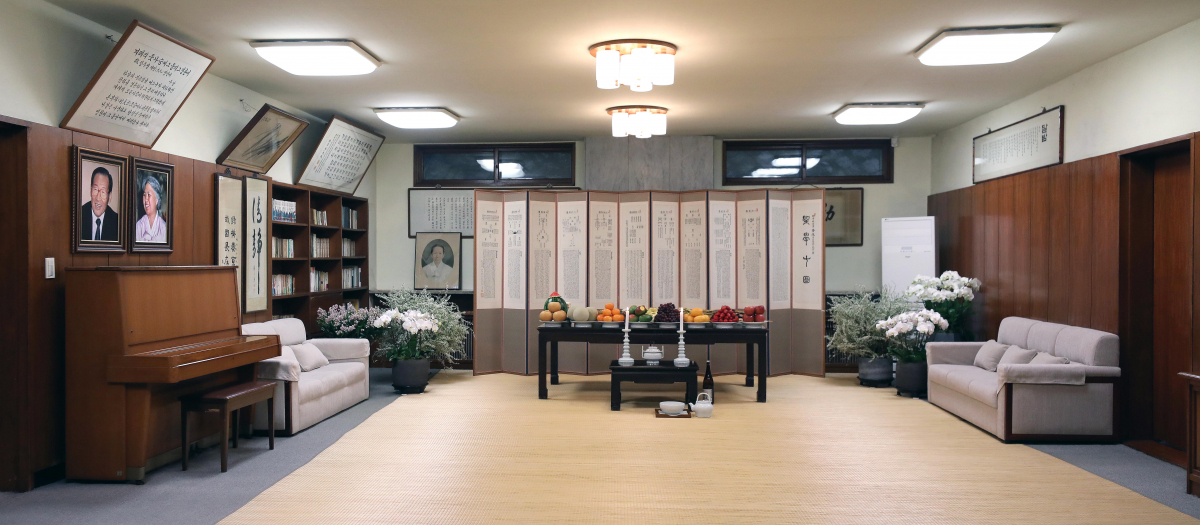 ▲고(故) 정주영 현대그룹 명예회장의 20주기 추모제사가 열린 20일 오후 서울 종로구 청운동 정 명예회장 옛 자택을 공개했다. 1층 거실에 제사상을 마련했다. 생전 정 명예회장의 소신대로 소박하고 단정한 가구와 인테리어는 그 시절 그 모습을 고스란히 유지하고 있다.   (사진제공=현대차그룹)