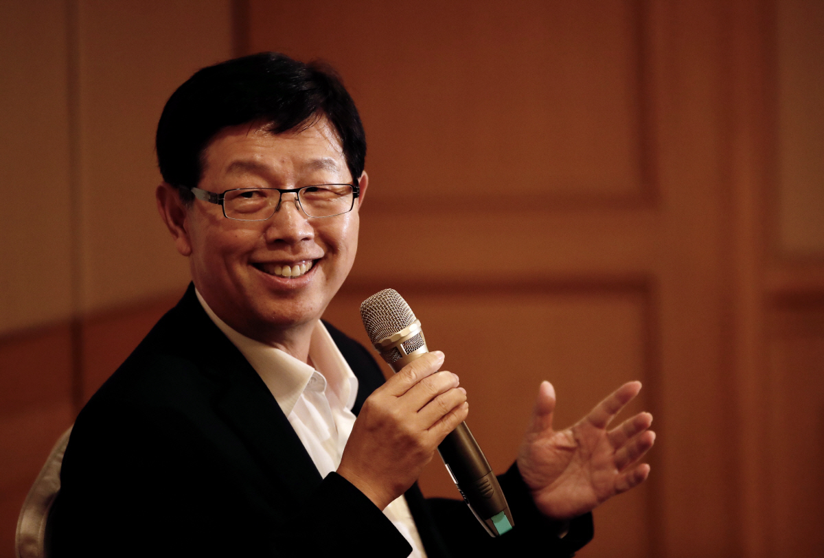 ▲류양웨이 훙하이 회장이 16일 대만 타이베이에서 열린 언론 간담회에서 발언하고 있다. 타이베이/EPA연합뉴스
