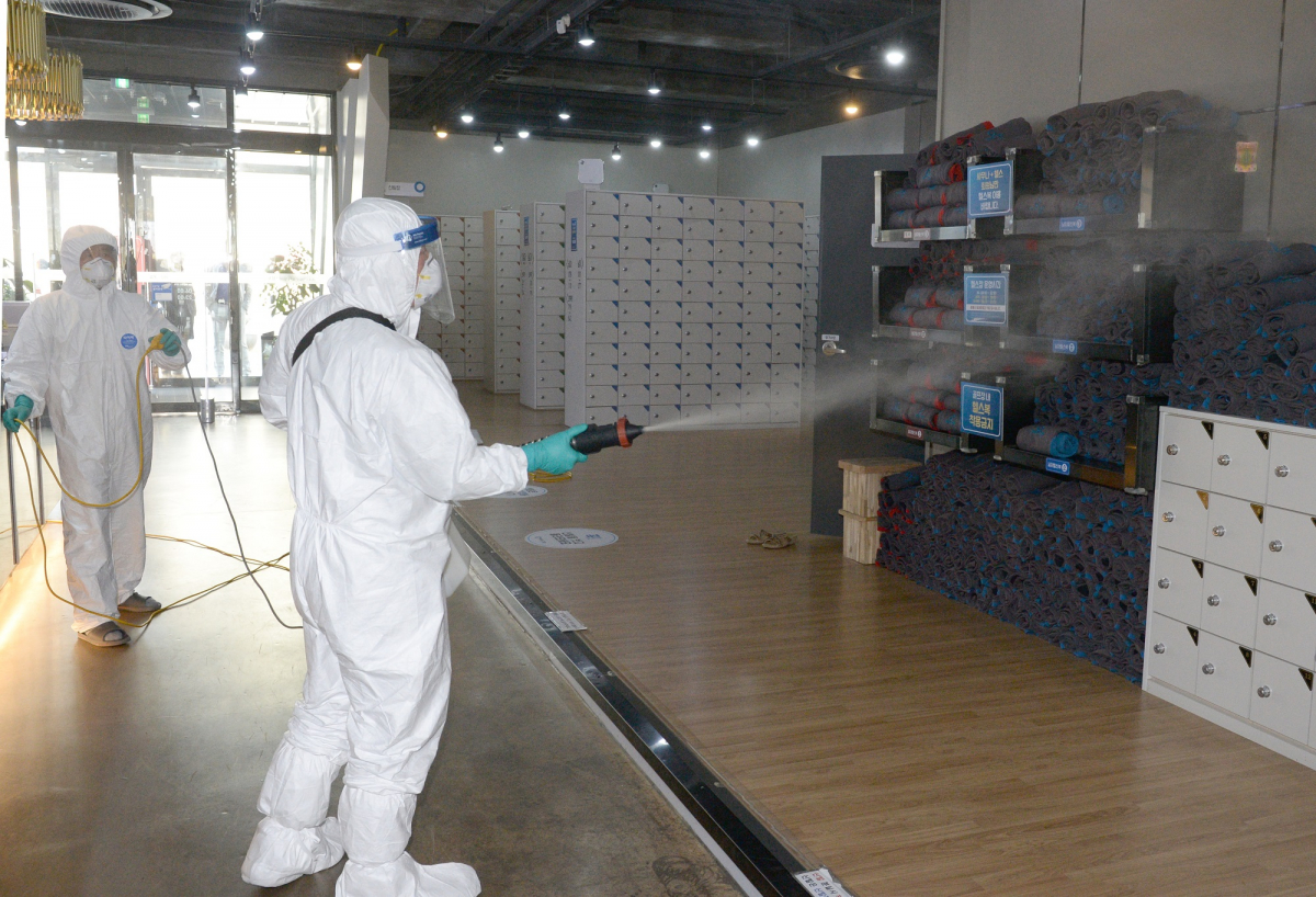 ▲울산 북구 한 사우나를 다녀온 7명이 코로나 19 집단 확진 판정을 받은 8일 오후 해당 사우나 1층에서 보건소 관계자가 방역작업을 하고 있다. (뉴시스)