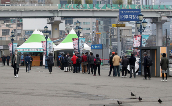 ▲코로나19 신규 확진자가 456명으로 집계된 21일 오전 서울 중구 서울역광장에 마련된 코로나19 중구임시선별검사소에서 시민들이 검사를 받기 위해 줄 서 있다.  (뉴시스)