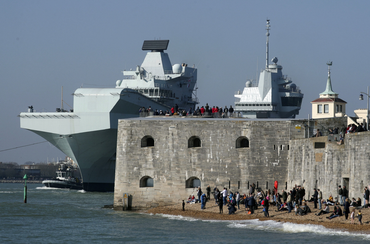 ▲1일(현지시간) 영국 항공모함 퀸 엘리자베스가 포츠머스 항구에서 출항을 준비하고 있다. 포츠머스/AP연합뉴스