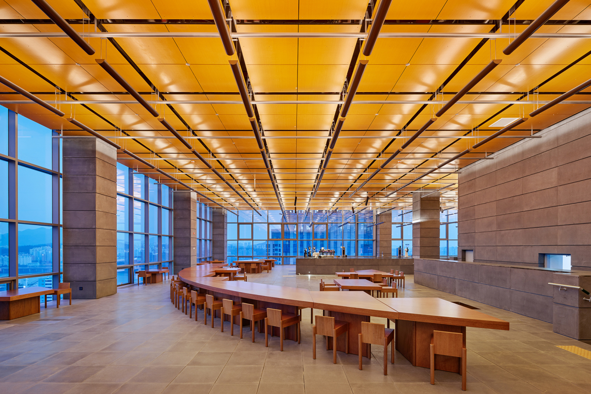 ▲하이브 신사옥의 카페 공간. 스페셜티 커피 브랜드 ‘프릳츠’와 협업해 독창적인 오피스 카페 브랜드를 제공할 예정.  (사진 제공=빅히트 엔터테인먼트)