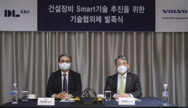 ▲DL이앤씨는 볼보그룹코리아와 스마트 건설 활성화를 위한 기술협의체를 출범시켰다고 22일 밝혔다. 권수영(왼쪽) DL이앤씨 토목사업본부장이 임재탁 볼보건설기계 총괄 부사장과 기술협의체 발족식에 참여하고 있다.
 (사진제공=DL이앤씨)