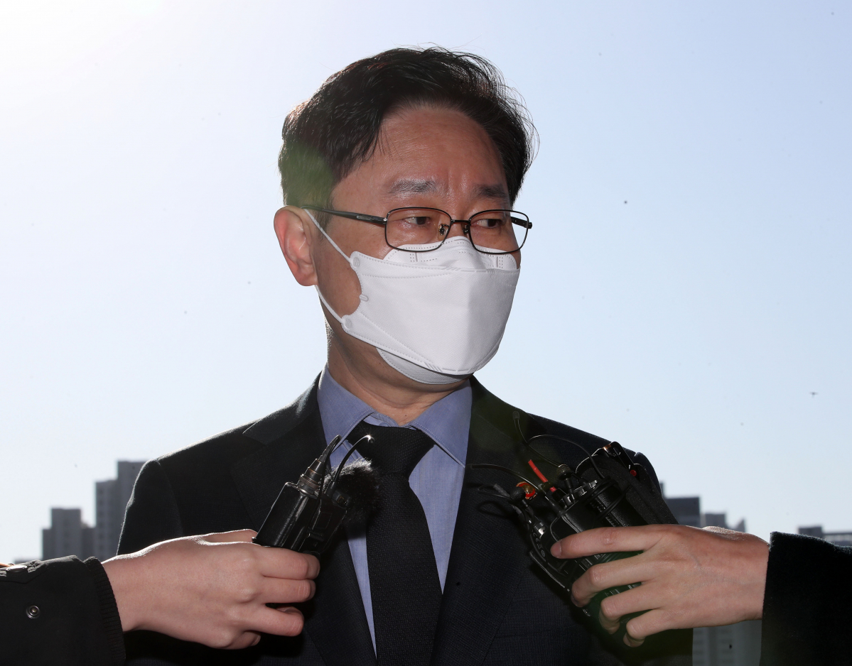 ▲박범계 법무부 장관이 22일 오전 경기도 정부과천청사로 출근하며 취재진 질문에 답하고 있다. (뉴시스)