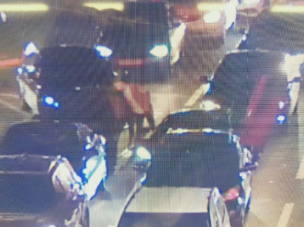 ▲CCTV에 포착된 맥라렌 차주로 추정되는 인물이 미니 차량의 썬루프에 얼굴을 가져다 대고 있는 모습. (출처=인터넷 커뮤니티 보배드림 캡처)