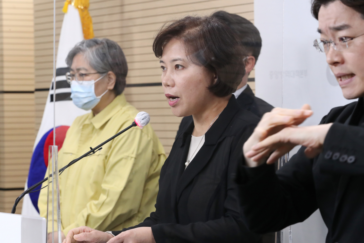 ▲최은화 예방접종전문위원회 위원장(가운데)이 22일 오후 충북 청주시 질병관리청에서 열린 신종 코로나바이러스 감염증(코로나19) 국내발생 및 예방접종 현황 등의 정례브리핑에서 아스트라제네카 코로나19 백신 접종 후 발견된 혈액응고 장애 사례들과 관련해 설명하고 있다. 왼쪽은 정은경 질병관리청장(중앙방역대책본부장). (연합뉴스)