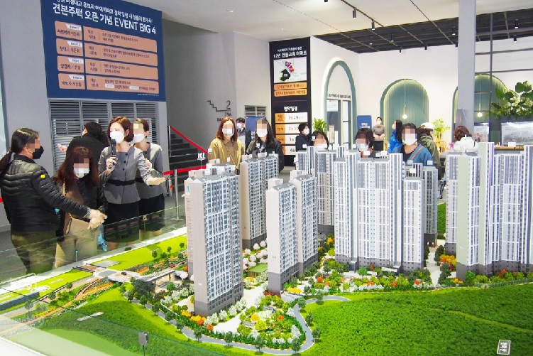 ▲'마창대교 반도유보라 아이비파크' 견본주택을 찾은 방문객들이 모형도를 관람하고 있다. (사진제공=반도건설)