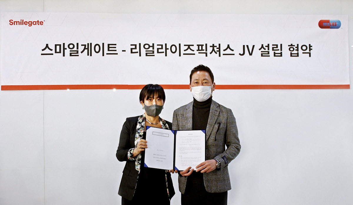 ▲스마일게이트 백민정 상무(왼쪽)와 리얼라이즈픽쳐스 원동연 대표가 JV 설립을 위한 협약식 이후 기념 사진을 촬영하고 있다.  (사진제공=스마일게이트)