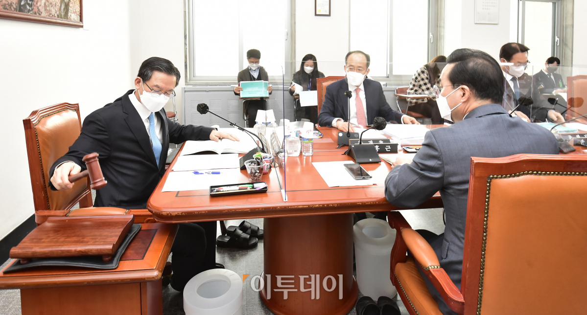 ▲24일 오후 2시 국회 본회의가 예정된 가운데, 여야는 4차 재난지원금 지급을 위한 추가경정예산안(추경) 협상에 난항을 이어가고 있다. (이투데이)