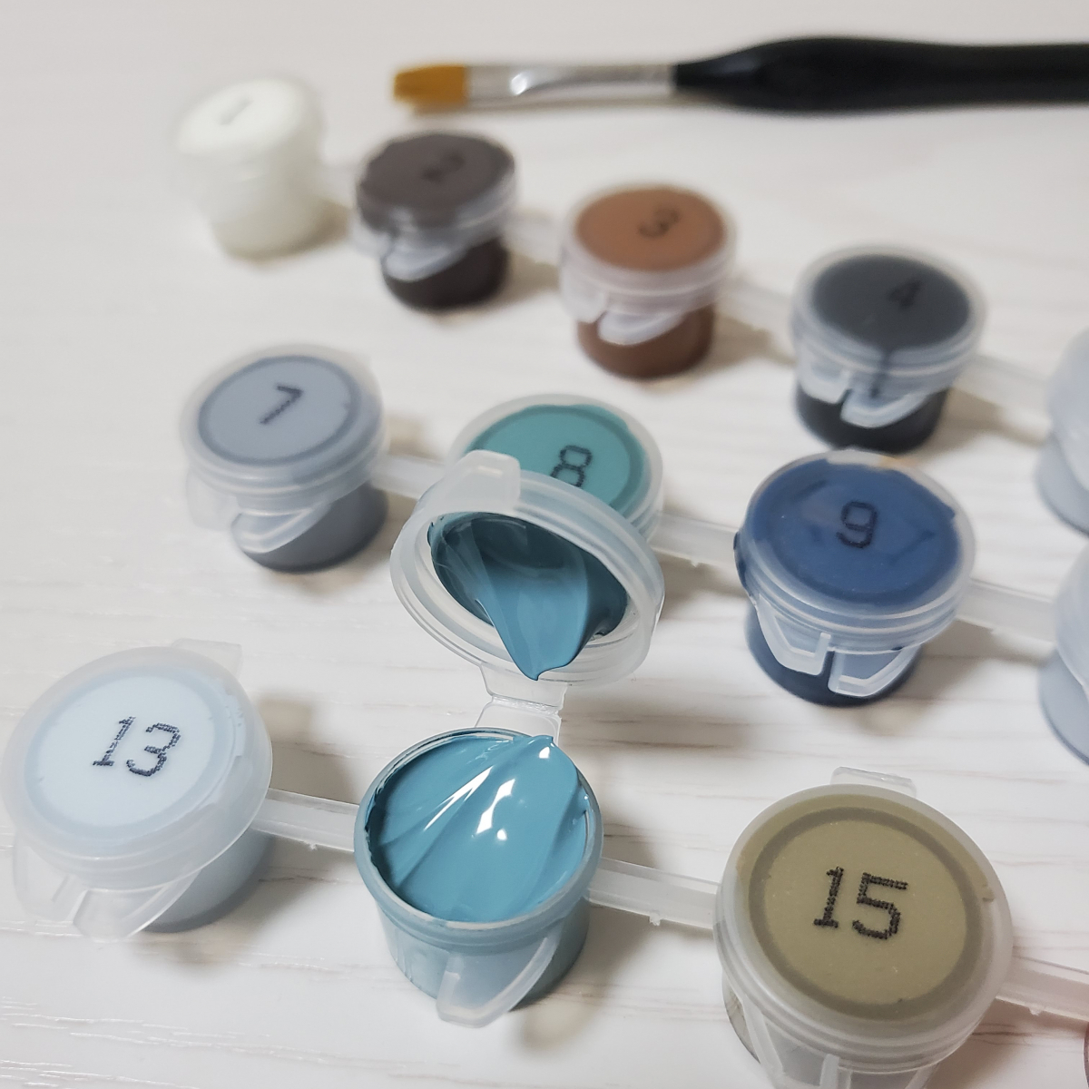 ▲도안의 색깔 번호에 맞춰 물감을 칠하면 나만의 명화를 그릴 수 있다. (안유리 기자 inglass@)